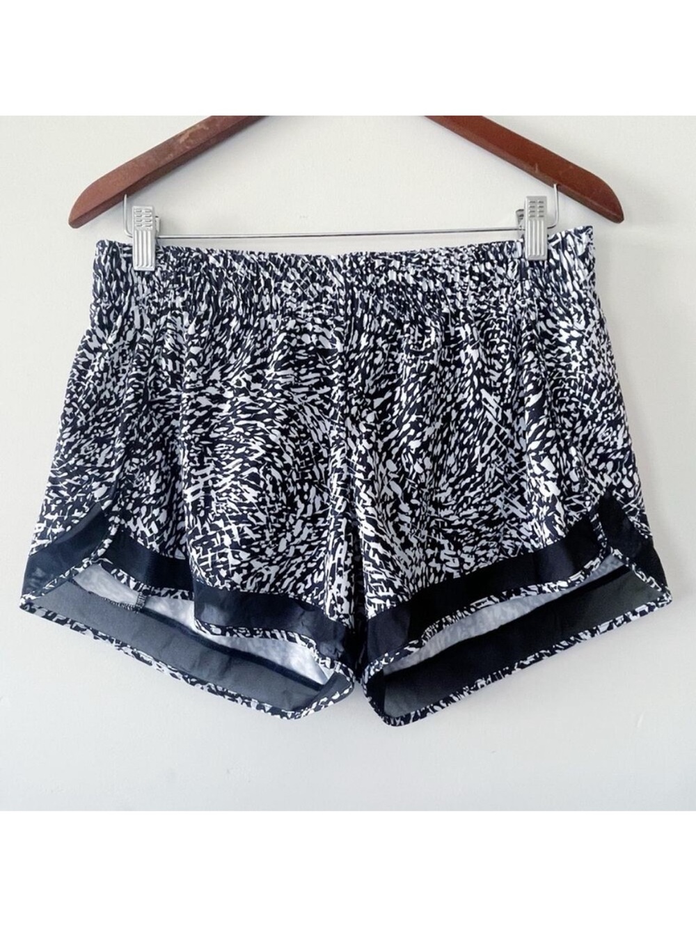 Athleta Womens Black & White Patterned Lined Running Shorts Size Medium EUC